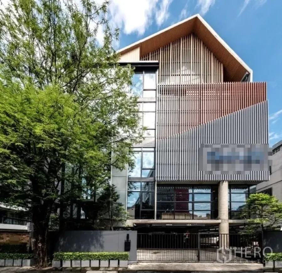 สำนักงานที่บ้าน ขายในKhlong Toei, Bangkok - ด้านหน้าตึกหลายชั้นพร้อมระแนงไม้และประตูรั้ว