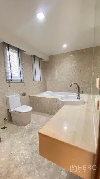 公寓 出租 - 大理石浴室，设浴缸、台盆与坐厕，顶置筒灯。