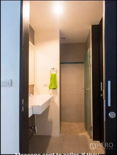 公寓 出租或出售在Phra Khanong, Bangkok - 现代浴室，步入式淋浴与壁挂洗手盆，色调素雅。