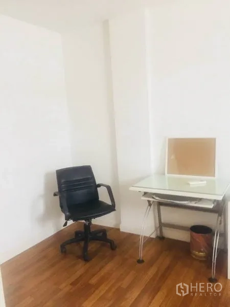 ทาวน์เฮาส์ ให้เช่าในBang Kapi, Bangkok - มุมทำงานสว่าง ผนังสีขาว โต๊ะกระจก เก้าอี้สำนักงานบนพื้นไม้