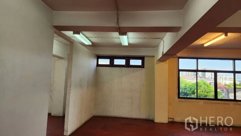 สำนักงาน ให้เช่าหรือขายในKhlong Toei, Bangkok - พื้นที่ทำงานกั้นห้อง พื้นสีแดง ไฟนีออน และช่องหน้าต่างรับแสง