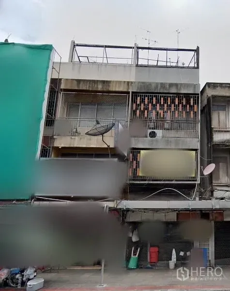 店屋 出租在Phaya Thai, Bangkok - 帕亚泰曼谷多层店屋外观，带阳台、屋顶平台及临街卷闸店面。