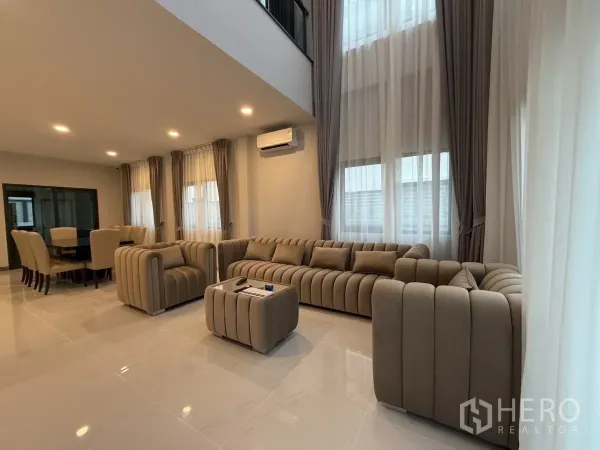 บ้าน ให้เช่าในBang Phli, Samut Prakan - โซนนั่งเล่นและทานอาหารโปร่งโล่ง เพดานสูง ม่านสองชั้น