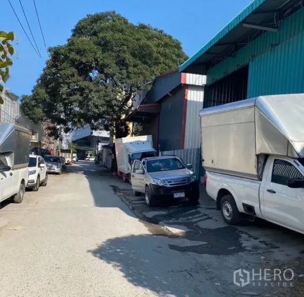 คลังสินค้า ให้เช่าในBang Kapi, Bangkok - ซอยอุตสาหกรรมข้างโกดังในบางกะปิ ใต้ร่มไม้ใหญ่ มีรถบรรทุกจอดรับส่งของ
