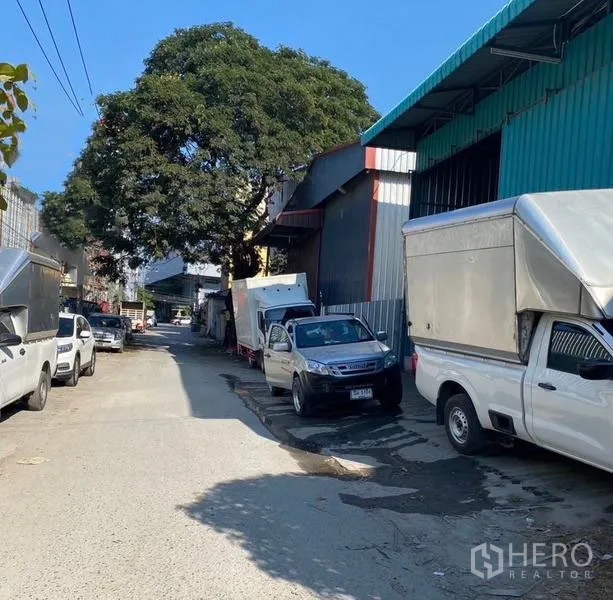 คลังสินค้า ให้เช่าในBang Kapi, Bangkok - ซอยอุตสาหกรรมข้างโกดังในบางกะปิ ใต้ร่มไม้ใหญ่ มีรถบรรทุกจอดรับส่งของ