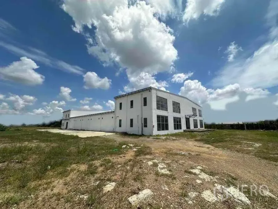 คลังสินค้า ให้เช่าในSai Noi, Nonthaburi - โกดังสีขาวสองชั้นพร้อมออฟฟิศบนพื้นที่กว้าง ภายใต้ท้องฟ้าโปร่งในอำเภอไทรน้อย นนทบุรี