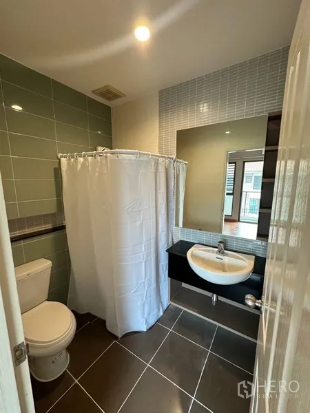 ทาวน์เฮาส์ ให้เช่าหรือขายในPhra Khanong, Bangkok - ห้องน้ำกะทัดรัดพร้อมมุมอาบน้ำ ผนังกระเบื้องสีเขียว