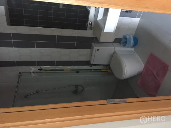 公寓 出租在Ratchathewi, Bangkok - 现代卫浴，玻璃淋浴间、洗手台与马桶，灰白色墙砖。