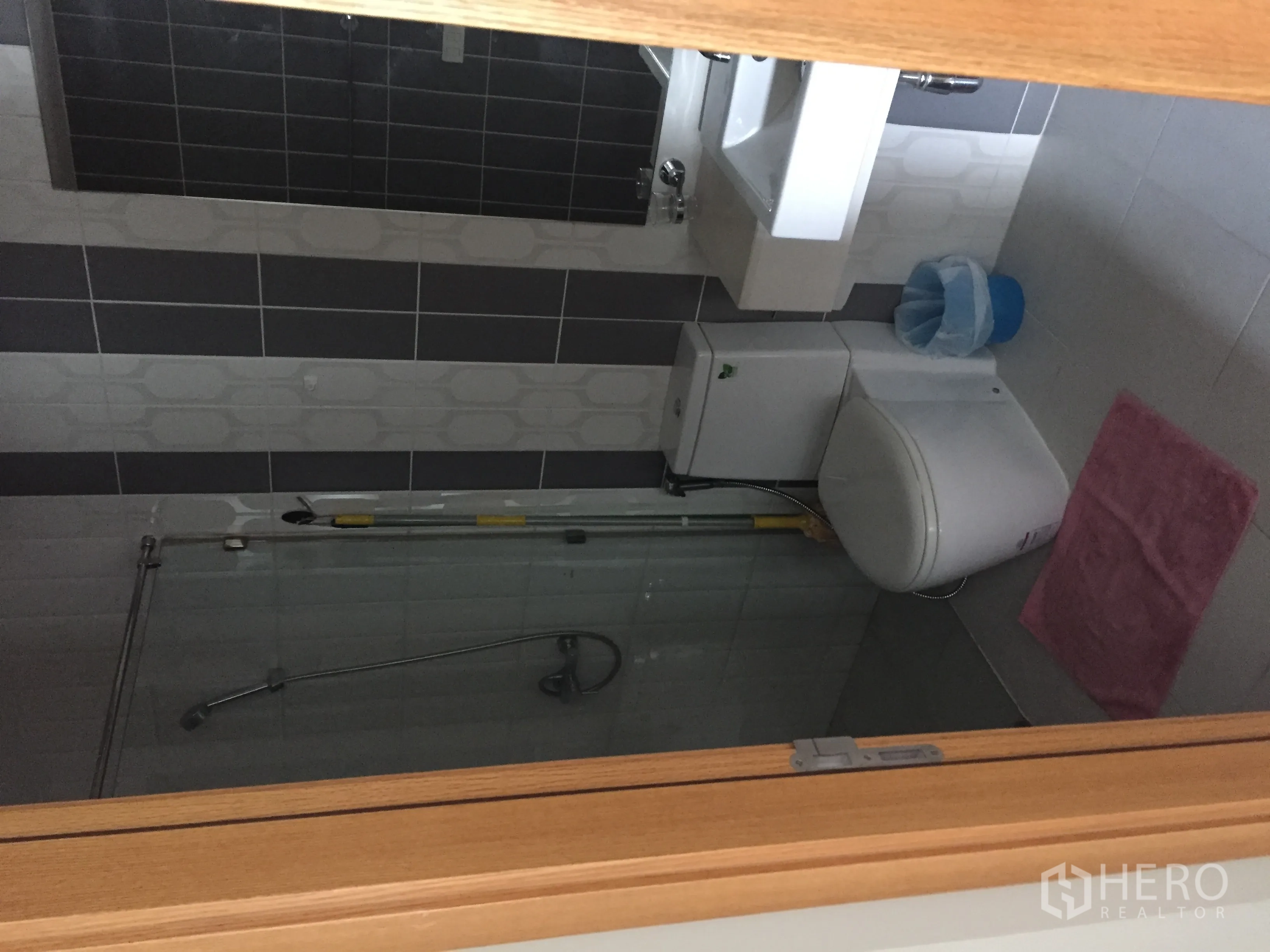 公寓 出租在Ratchathewi, Bangkok - 现代卫浴，玻璃淋浴间、洗手台与马桶，灰白色墙砖。