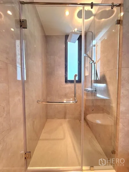 อพาร์ทเมนท์ ให้เช่าในBang Na, Bangkok - ห้องอาบน้ำสไตล์โมเดิร์น พร้อมตู้ชาวเวอร์กระจกและฝักบัวเพดาน