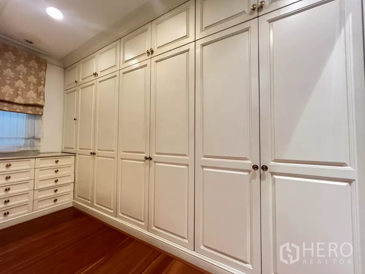 ทาวน์เฮาส์ ขายในWatthana, Bangkok - ห้องแต่งตัว ตู้บิลท์อินสีขาวเต็มผนังพร้อมลิ้นชัก