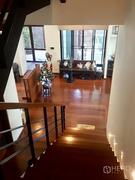 สำนักงานที่บ้าน ให้เช่าหรือขายในBang Rak, Bangkok - มุมมองจากชานบันไดลงสู่โถงนั่งเล่น พื้นไม้ขัดเงาโปร่งโล่ง