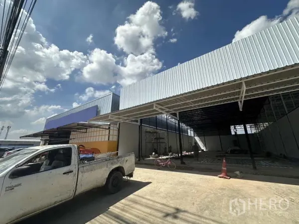 คลังสินค้า ให้เช่าในLam Luk Ka, Pathum Thani - มุมมองภายนอก แสดงกันสาดและลานขนถ่าย พร้อมทางรถบรรทุก