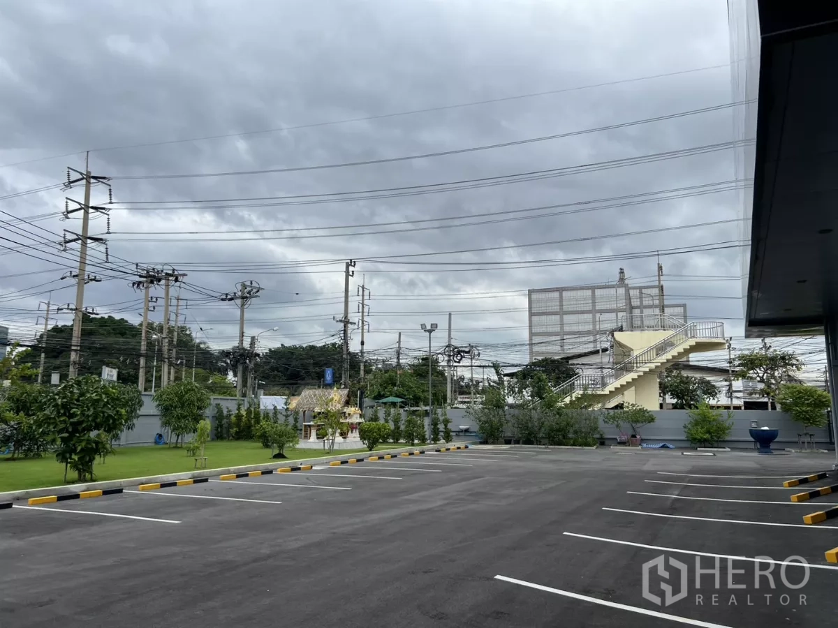 货栈 出租在Yan Nawa, Bangkok - 前方停车场与绿化带，临近主干道与高架电线。