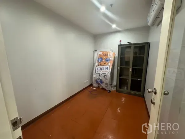 สำนักงาน ให้เช่าในYan Nawa, Bangkok - ห้องเก็บของหรือห้องทำงานขนาดกะทัดรัด มีแอร์ ตู้เหล็ก และพื้นกระเบื้องสีน้ำตาล