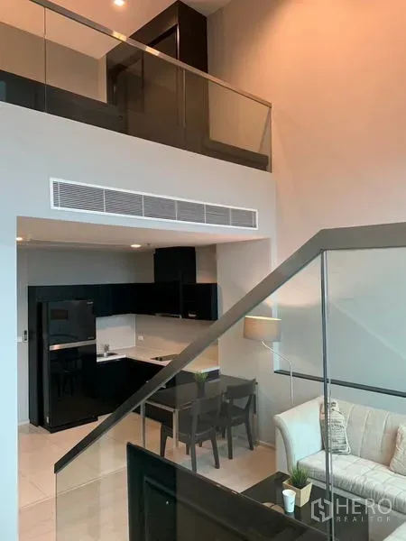 คอนโด ให้เช่า - ครัวโทนดำขาวกะทัดรัดใต้ชั้นลอย พร้อมโต๊ะอาหาร