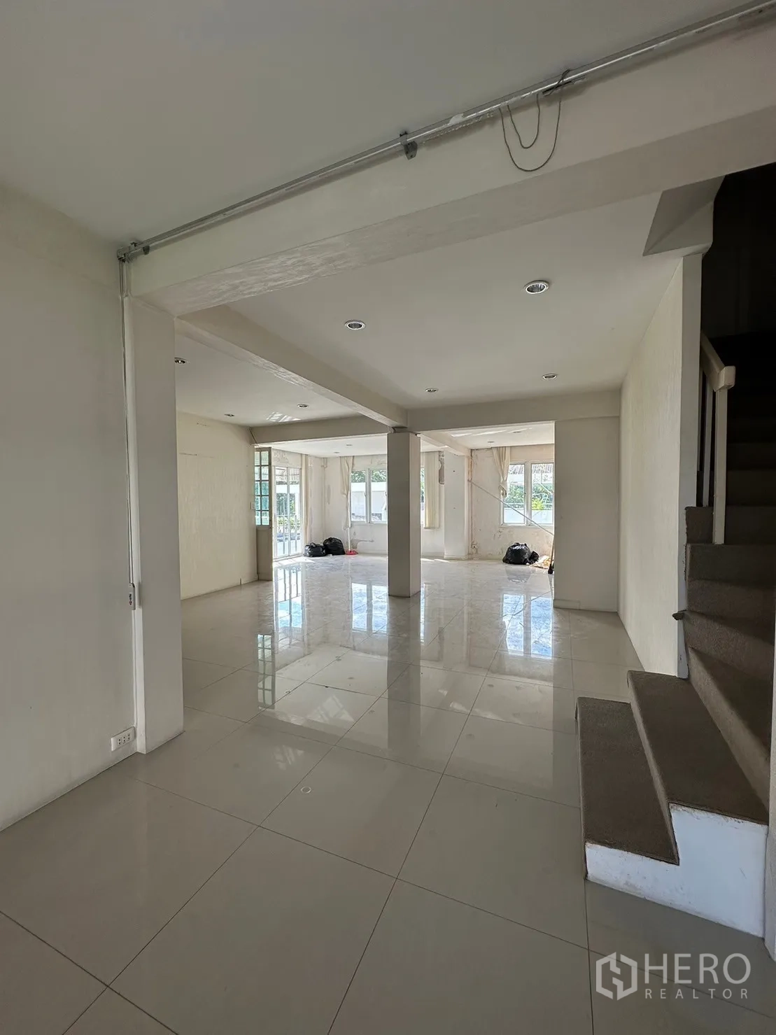 พื้นที่ขายปลีก ให้เช่าในWatthana, Bangkok - พื้นที่ค้าชั้นล่างปูกระเบื้องสีขาวเงา มีเสากลาง