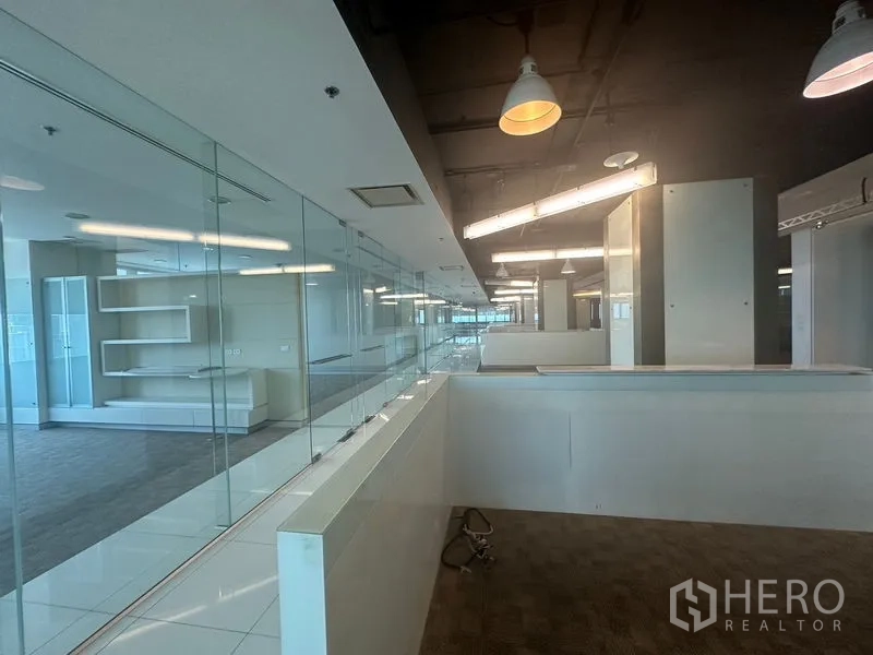 สำนักงาน ให้เช่าในKhlong Toei, Bangkok - โถงทางเดินผนังกระจก ไฟแขวน และผนังกั้นคูบิเคิล