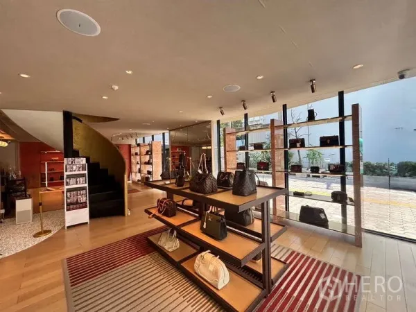 Retail Space for rent in Khlong Toei, Bangkok - Retail space with floor-to-ceiling windows, display shelving and central product tables.