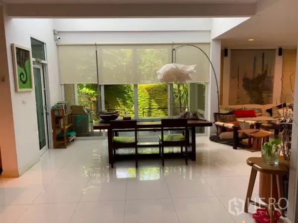 บ้าน ขายในSuan Luang, Bangkok - โซนรับประทานอาหารข้างประตูกระจกบานเลื่อน มองเห็นผนังสวนแนวตั้งและมุมนั่งเล่นติดกัน