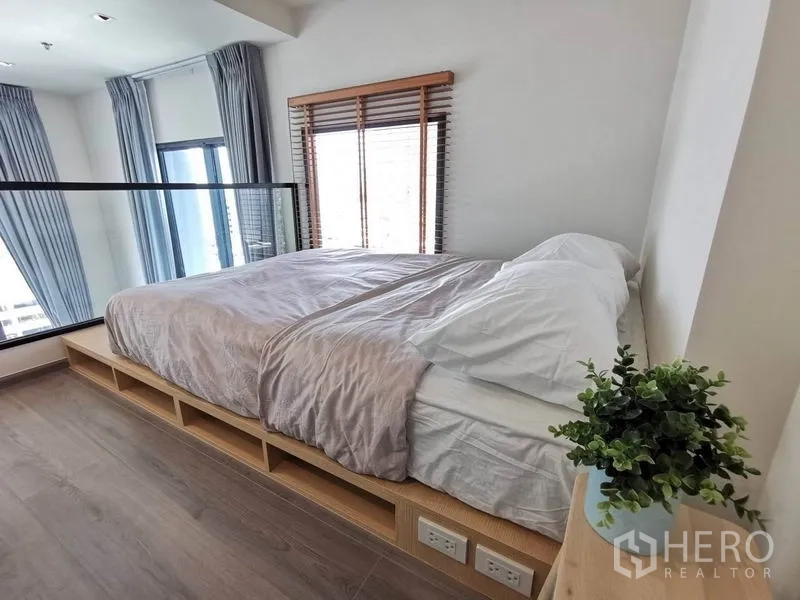 คอนโด ให้เช่าในPhaya Thai, Bangkok - ห้องนอนชั้นลอยพร้อมเตียงคู่ ราวกันตกกระจก และหน้าต่างบานใหญ่พร้อมมู่ลี่