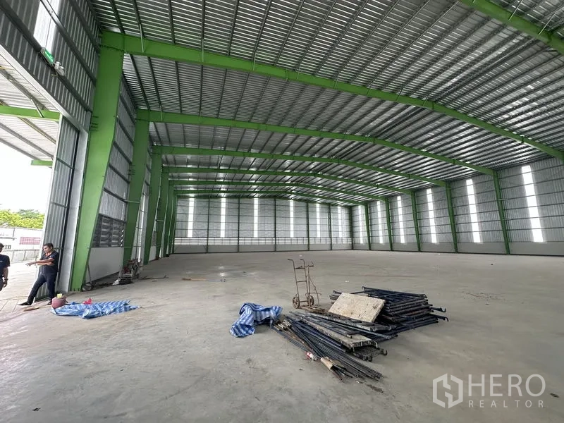 คลังสินค้า ให้เช่าในWang Noi, Phra Nakhon Si Ayutthaya - โซนประตูทางเข้าโกดัง ช่องเปิดขนาดใหญ่และพื้นที่ขนถ่ายกว้าง