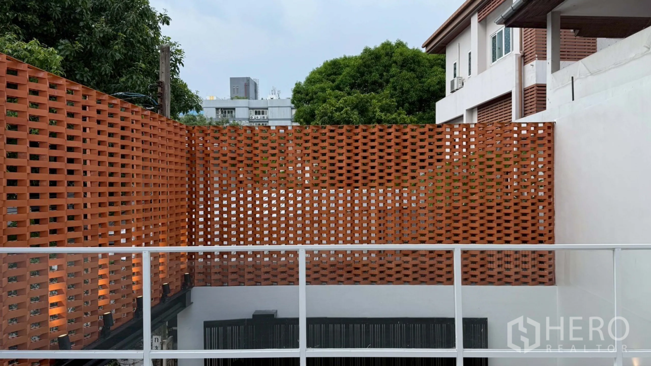 Home Office for rent in Watthana, Bangkok - Terrace privacy screen constructed from perforated terracotta blocks.