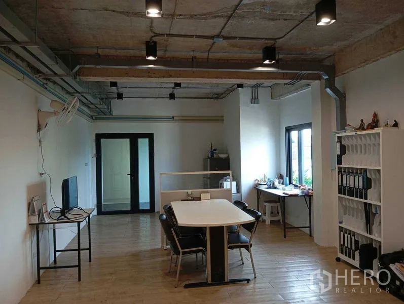 สำนักงานที่บ้าน ให้เช่าหรือขายในThanyaburi, Pathum Thani - พื้นที่ทำงานสไตล์ลอฟท์ โต๊ะประชุม ชั้นวาง และงานระบบเดินลอย