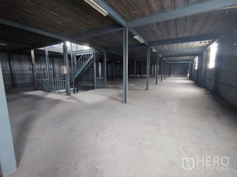 货栈 出租在Samut Sakhon - 带钢楼梯与立柱的夹层储存空间，扩大使用面积。