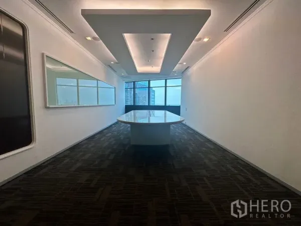 办公空间 出租在Khlong Toei, Bangkok - 会议室，长形会议桌、嵌入式天花灯和城市景观窗。