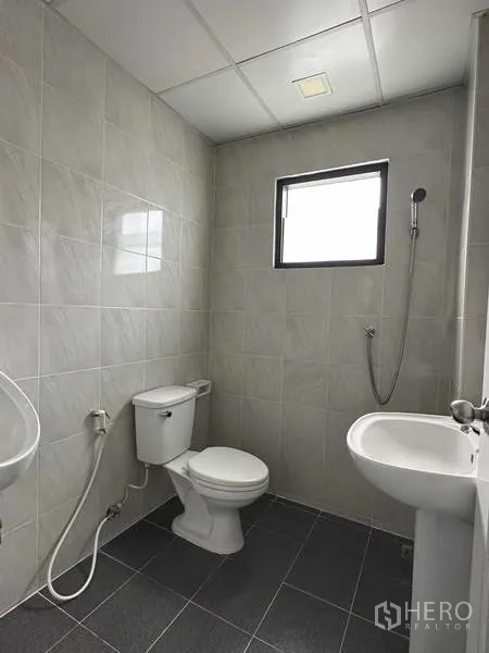 货栈 出租在Bang Phli, Samut Prakan - 干净的瓷砖卫生间，配马桶、洗手盆与喷枪。