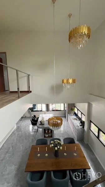 บ้าน ให้เช่าในLat Krabang, Bangkok - มุมมองจากชั้นลอย เห็นโต๊ะทานอาหารและโคมระย้าทอง เพดานสูง