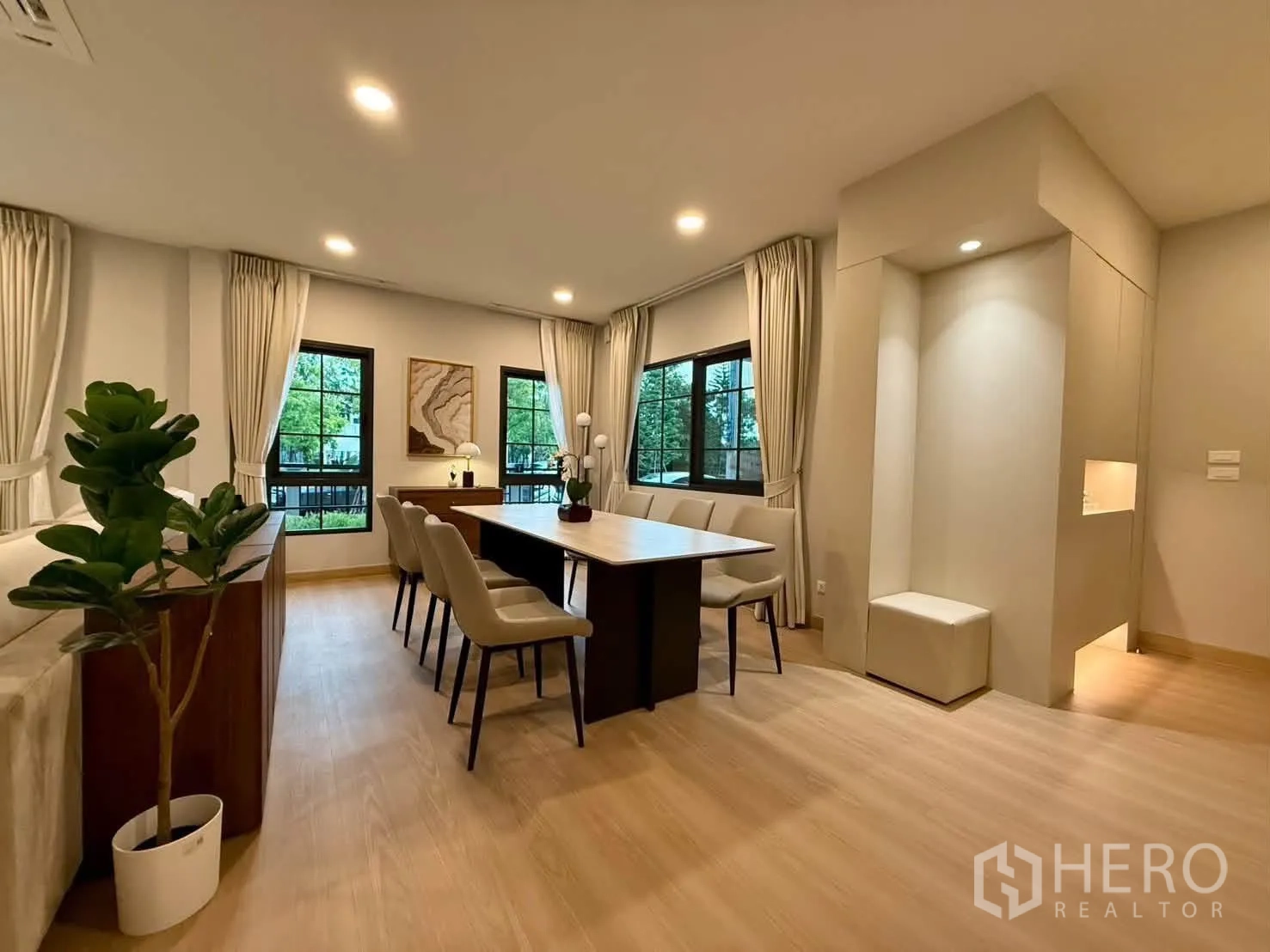 独栋房屋 for rent in Bang Phli, Samut Prakan - 明亮餐区，窗户、装饰画与展示壁龛。