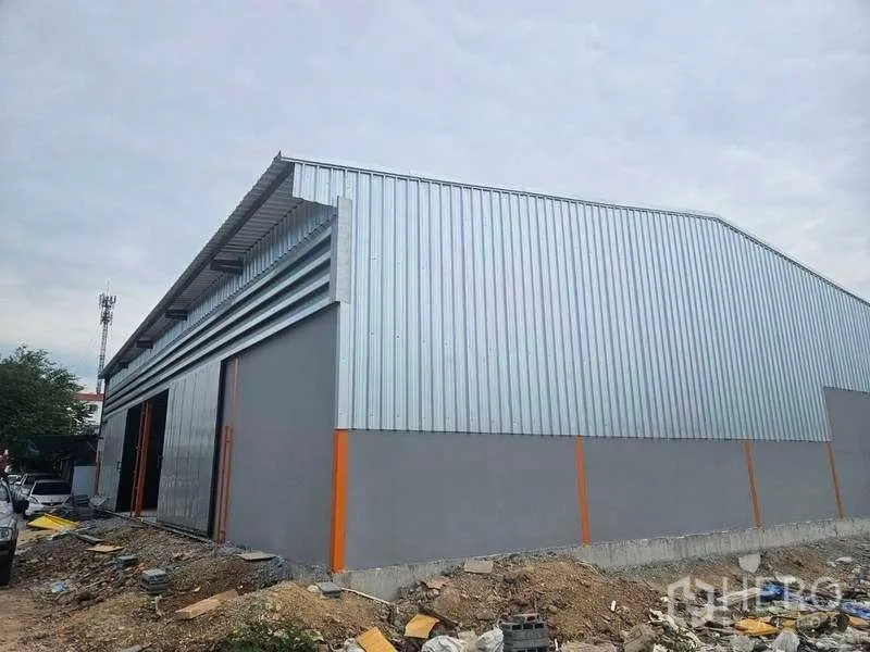 คลังสินค้า ให้เช่าในLam Luk Ka, Pathum Thani - มุมด้านข้างและด้านหลังของโกดังใหม่บนฐานคอนกรีตยกสูง