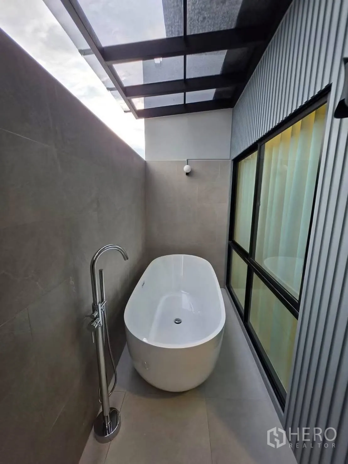 ทาวน์เฮาส์ for rent in Bang Phli, Samut Prakan - อ่างอาบน้ำแบบลอยตัวบนระเบียงมีก๊อกตั้งพื้นและหลังคากระจก