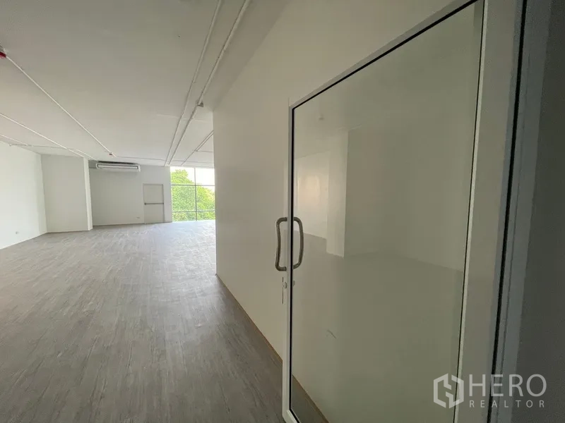 Office Space for rent in Bang Rak, Bangkok - Glass door entrance leading into a bright open-plan office.