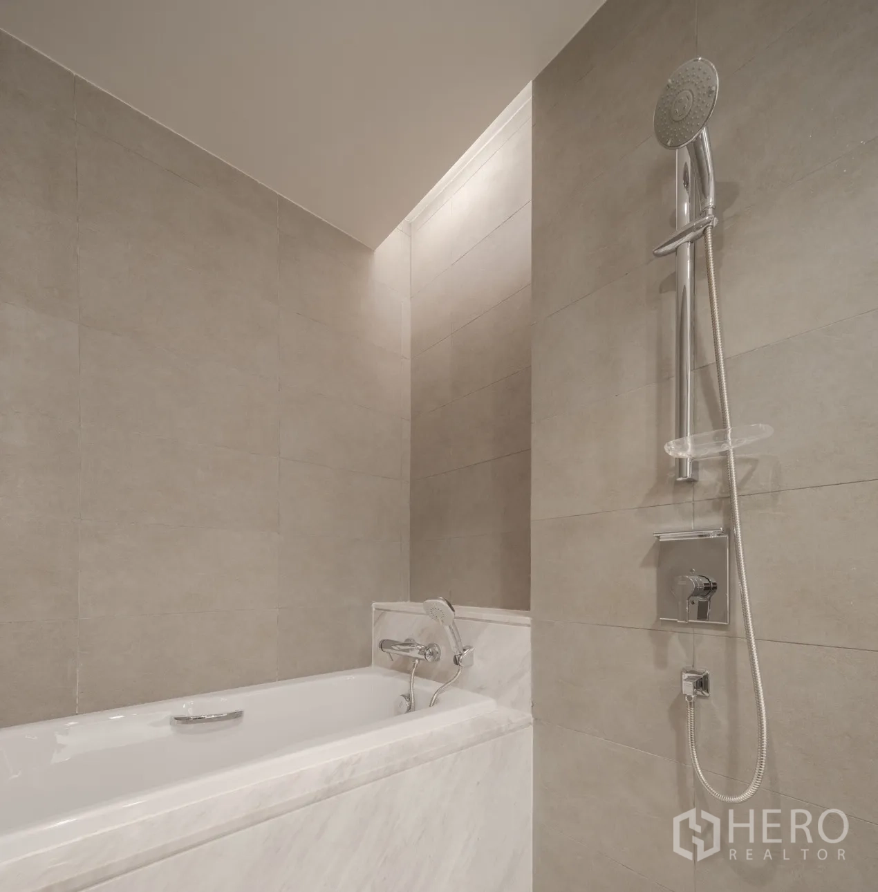 คอนโด for rent in Khlong Toei, Bangkok - อีกมุมของห้องนอนมาสเตอร์ โชว์พื้นไม้และแสงธรรมชาติ