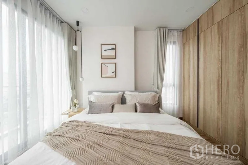 คอนโด ให้เช่าในKhlong San, Bangkok - ห้องนอนกระจกเต็มสูง มีโต๊ะข้างเตียง ผ้าคลุมถัก และตู้เสื้อผ้าบิวท์อินสูงจรดเพดาน