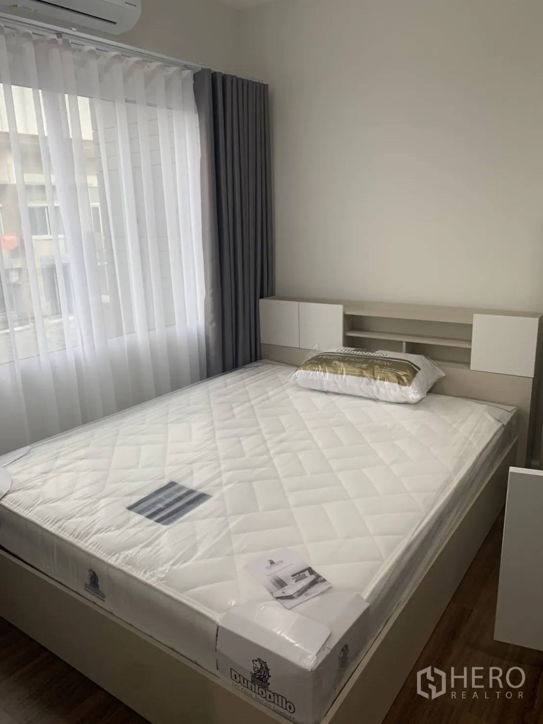 联排别墅 for rent in Bang Kapi, Bangkok - 配置新床垫的卧室，设大窗与空调。