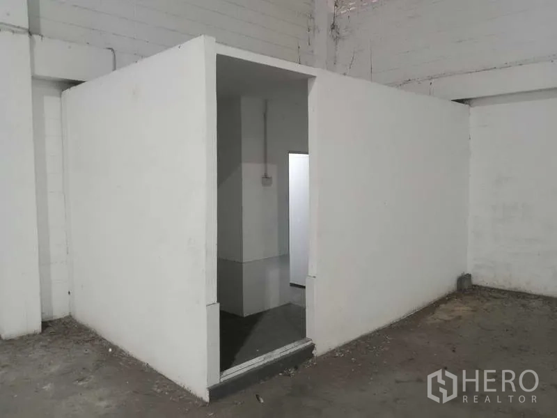 工厂 出租在Samut Prakan - 仓库内另一间卫生/杂用间