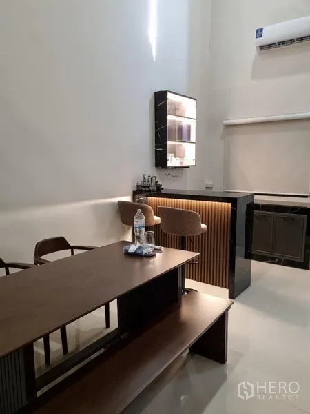 ทาวน์เฮาส์ ให้เช่า - บาร์ภายในบ้านขนาดกะทัดรัด ตู้โชว์ไฟส่องหลังและสตูลสองตัว