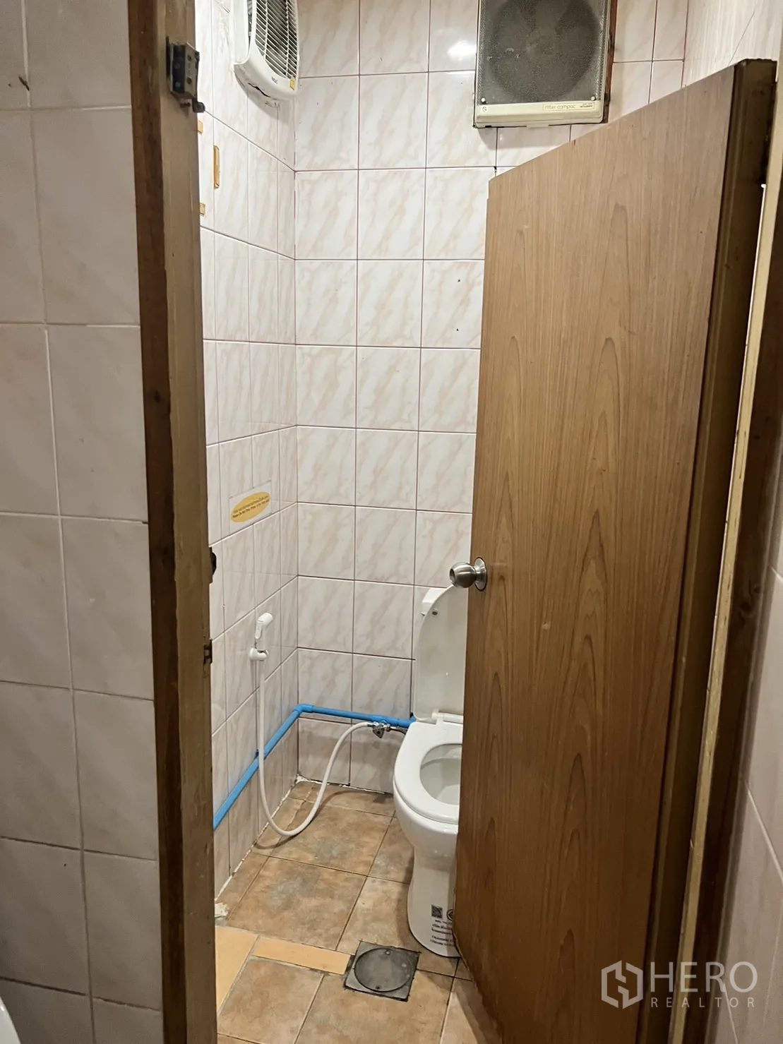 零售空间 出租在Watthana, Bangkok - 小型瓷砖卫生间，配马桶、喷枪与排气扇。