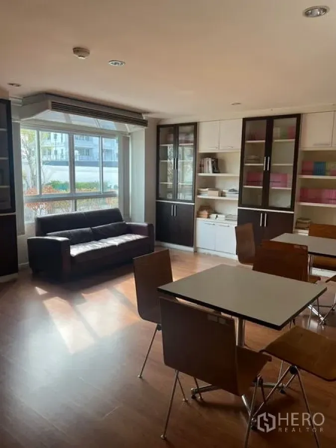 คอนโด ขายในWatthana, Bangkok - ห้องพักส่วนกลางรับแสงธรรมชาติ มีโซฟา ชั้นหนังสือ และโต๊ะอาหาร