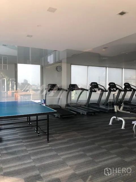 公寓 出租在Khlong San, Bangkok - 健身房配跑步机、健身车与乒乓球台，大窗采光好。