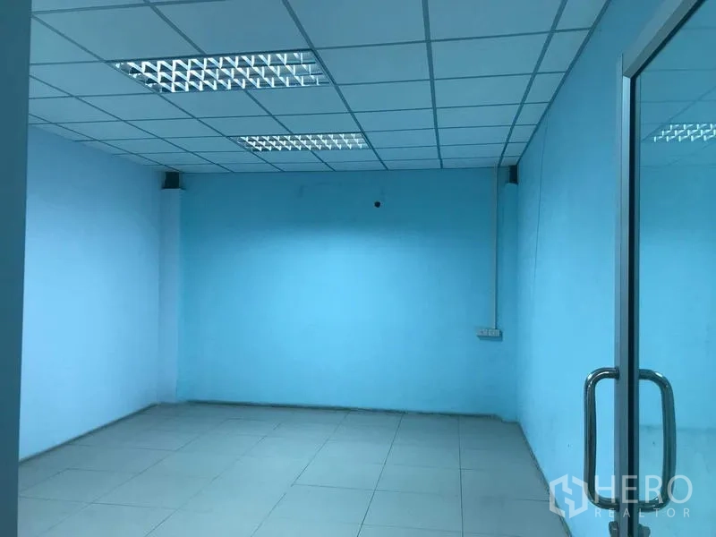 คลังสินค้า ให้เช่าในBang Phli, Samut Prakan - ห้องประชุมหรือสำนักงานขนาดกะทัดรัด ผนังสีฟ้า ฝ้าเพดานทีบาร์ และประตูกระจก