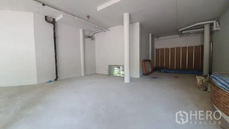 พื้นที่ขายปลีก ให้เช่าในKhlong Toei, Bangkok - พื้นที่ภายในลึก มีเสาโครงสร้าง งานระบบ และส่วนใช้งานหลังบ้าน