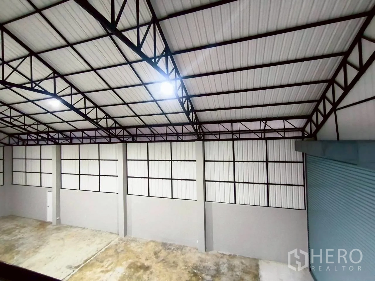 仓库 for rent in Mueang Nonthaburi, Nonthaburi - 从室内可见仓库屋顶钢结构与墙面板。