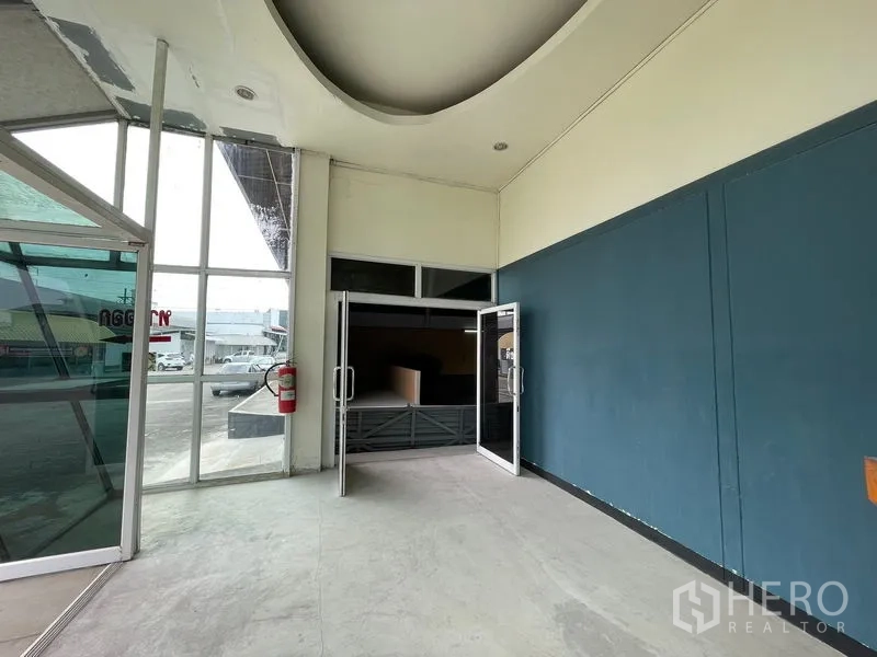 คลังสินค้า ให้เช่าในSam Phran, Nakhon Pathom - โถงต้อนรับผนังกระจกเต็มบานและผนังสีฟ้า