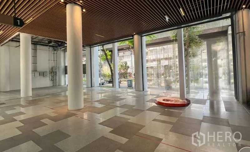 零售空间 出租在Phaya Thai, Bangkok - 宽敞转角铺位，拼色地砖、落地窗采光充足，机电管线就位便于装修。