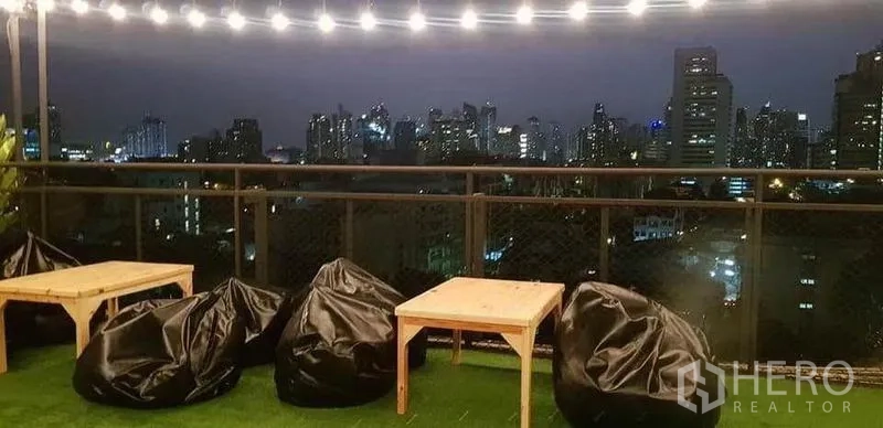 零售空间 出租在Khlong Toei, Bangkok - 屋顶露台设豆袋椅与小茶几，眺望城市天际线。